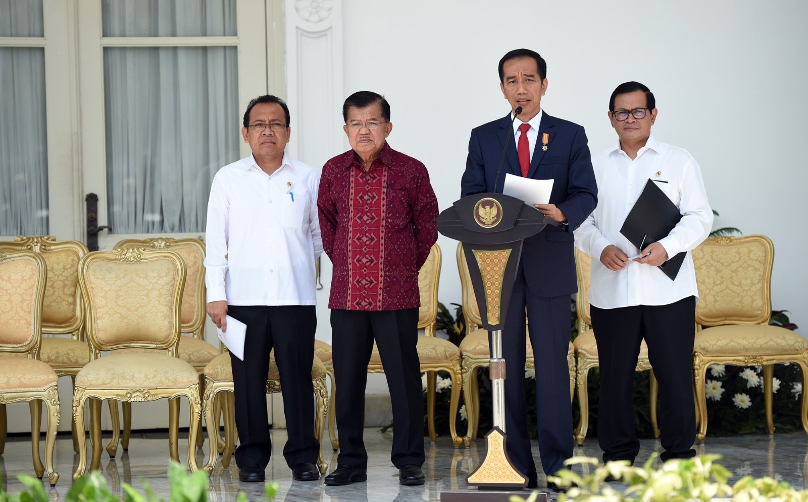 Presiden Joko Widodo mengumumkan perombakan kabinet kerja jilid dua.