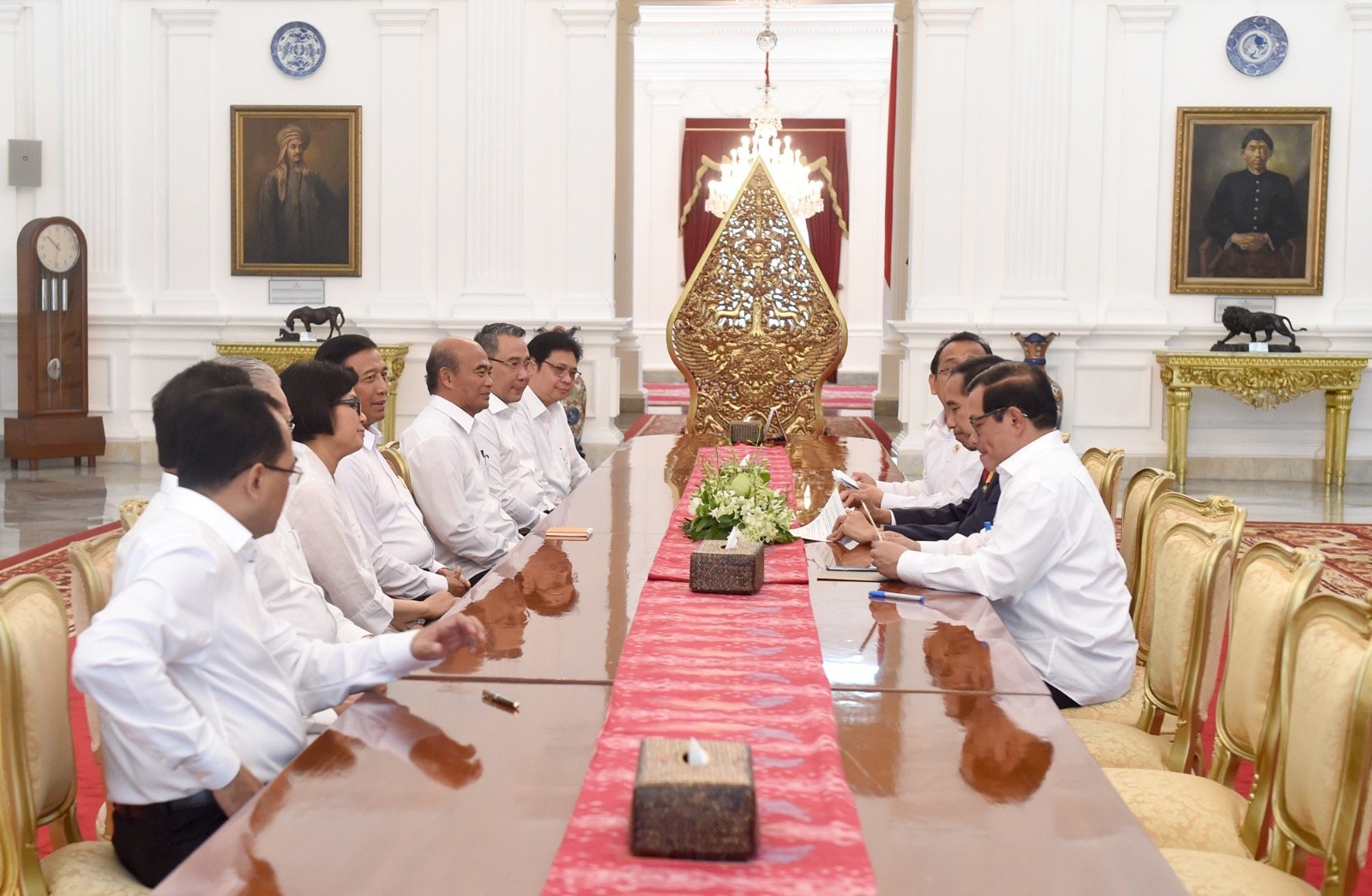 Menteri-menteri hasil perombakan (resuffle) berbincang dengan Presiden Joko Widodo di Istana Negara.
