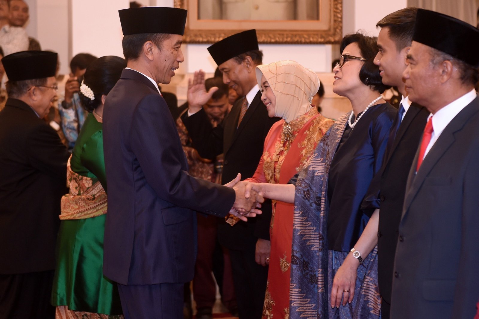 Presiden Joko Widodo memberikan ucapan selamat kepada Sri Mulyani sebagai Menteri Keuangan yang menggantikan Bambang Brodjonegoro seusai pelantikan di Istana Negara, Jakarta.
