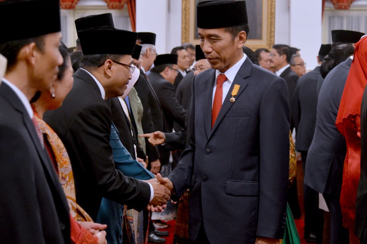 Presiden Joko Widodo memberikan ucapan selamat kepada para menteri yang dilantik di Istana Negara, Jakarta.
