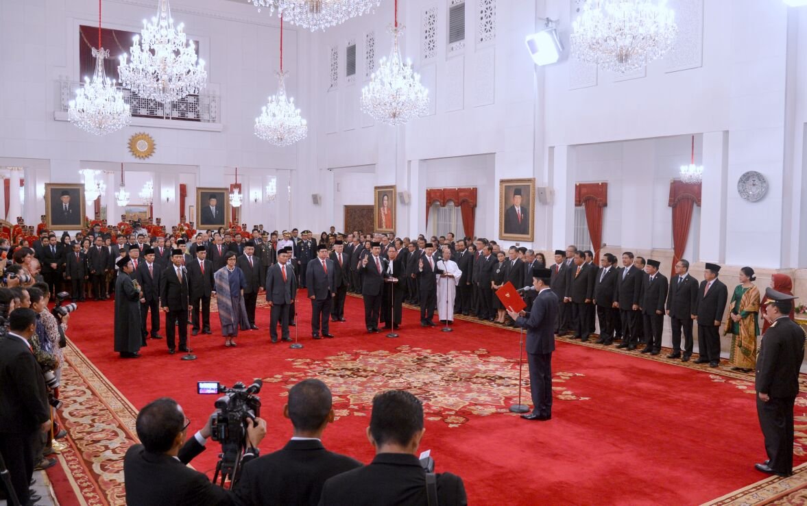 Presiden Joko Widodo melantik sejumlah menteri hasil resuffle jilid dua di Istana Negara, Jakarta.