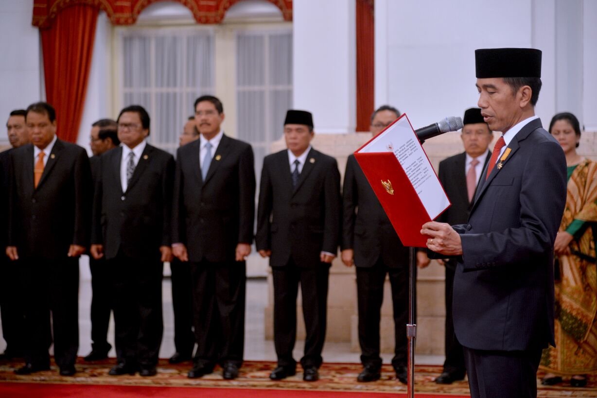 Presiden Joko Widodo mengambil sumpah jabatan kepada para menteri yang baru dilantik di Istana Negara, Jakarta.
