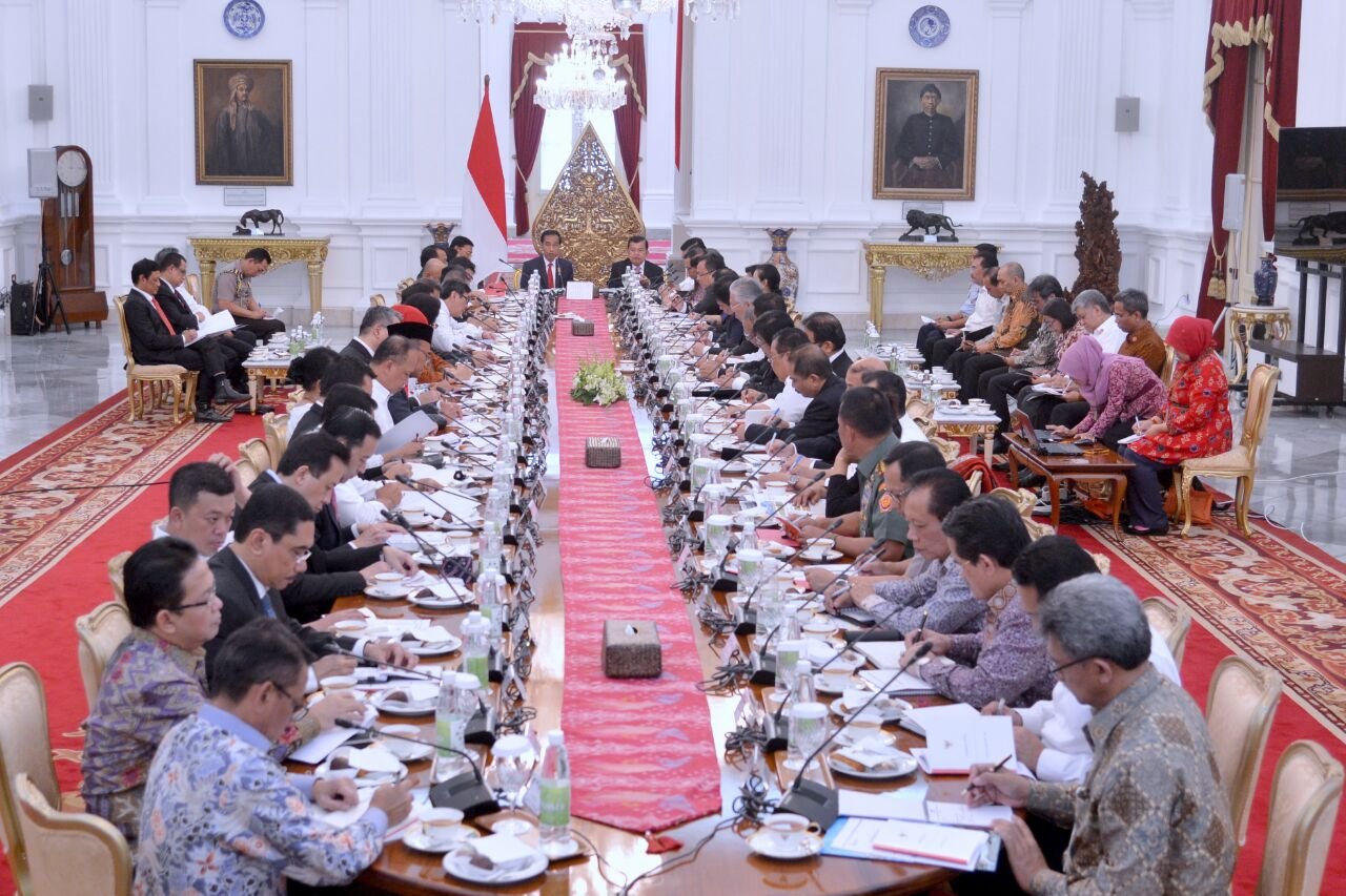 Presiden Joko Widodo memimpin rapat kabinet bersama seluruh jajaran menteri, termasuk sejumlah menteri yang baru dilantik.