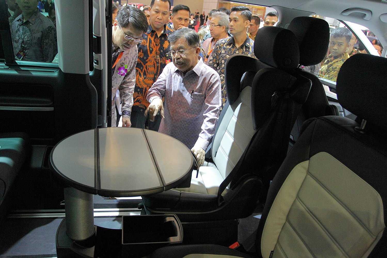 Wakil Presiden Jusuf Jalla melihatb salah satu kendaraan yang dipamerkan saat Gaikindo Indonesia International Auto Show (GIIAS) 2016 di Indonesia Convention and Exhibition (ICE), Kawasan BSD City, Tangerang, Kamis (11/8).