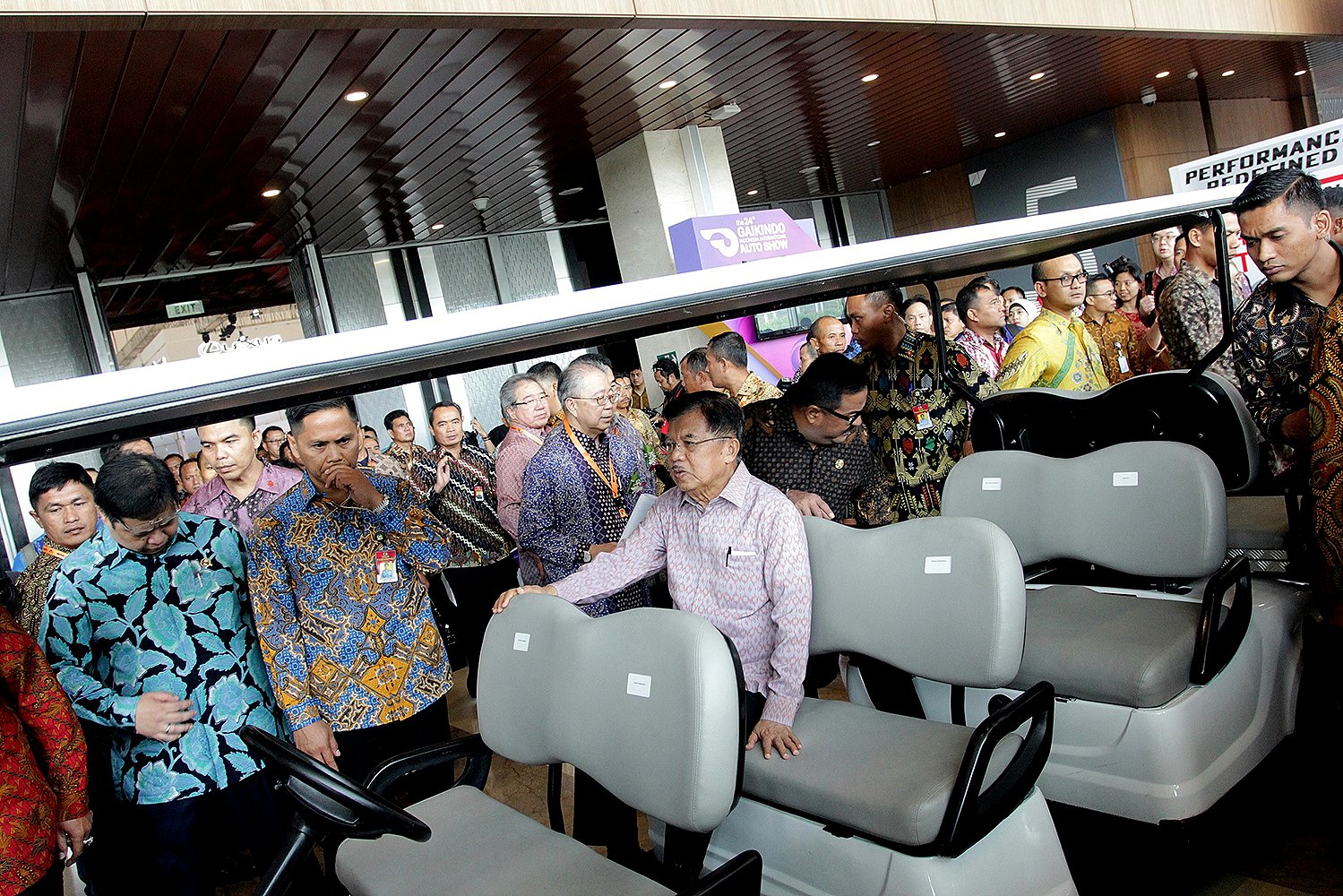 Wakil Presiden, Jusuf Jalla mengunjungi pameran Gaikindo Indonesia International Auto Show (GIIAS) 2016 di Indonesia Convention and Exhibition (ICE), Kawasan BSD City, Tangerang, Kamis, (11/8).