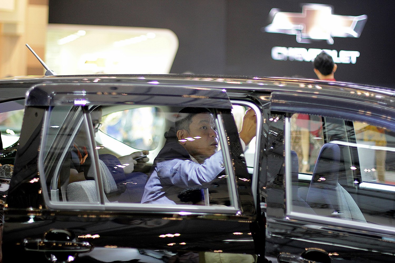 Pengunjung mencoba mobil yang dipamerkan dalam Gaikindo Indonesia Internasional Auto Show (GIIAS) ke- 24 di Indonesia Convention Exibation (ICE) Serpong, Tangerang, Banten, Kamis (11/8)