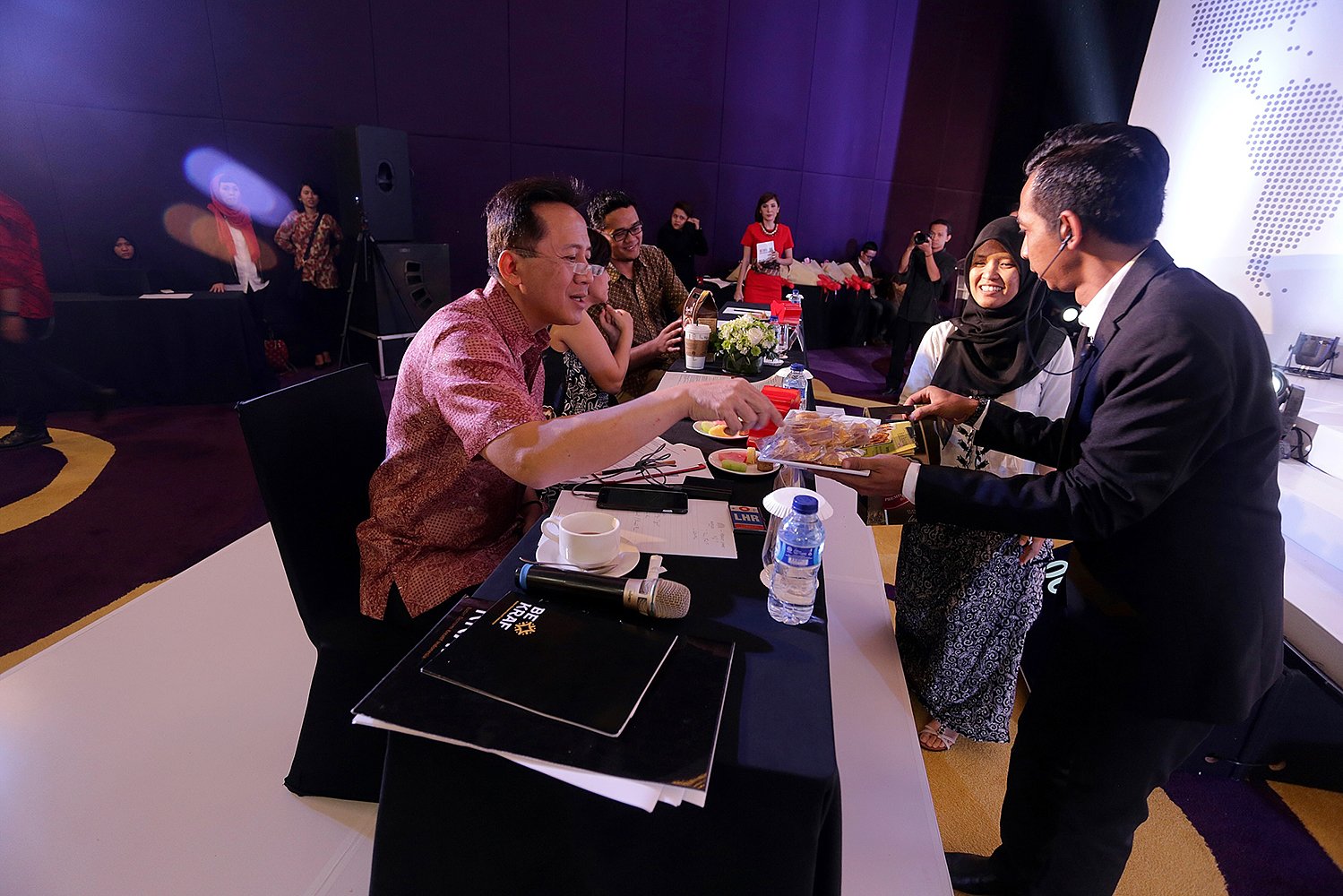 Kepala Badan Ekonomi Kreatif Triawan Munaf yang menjadi juri Final DBS Big 2016, mencicipi salah satu produk usaha peserta dalam proses penjurian di Jakarta, Senin (15/8).