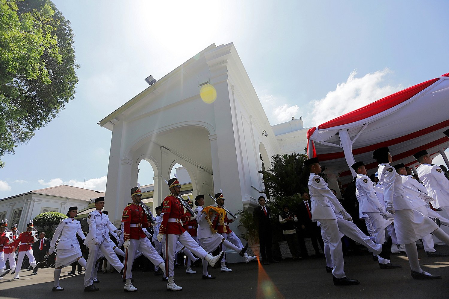 Pasukan Pengibar Bendera Pusaka bersiap mengibarkan bendera Merah Putih dalam Upacara 17 Agustus 2016 di Istana Merdeka, Jakarta, Rabu, (17/08).