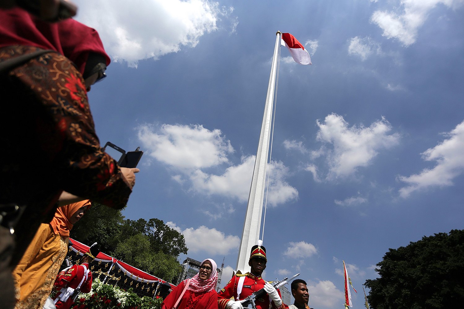 Masyarakat berfoto di lapangan Upacara 17 Agustus 2016 di Istana Merdeka, Jakarta, Rabu, (17/08). 