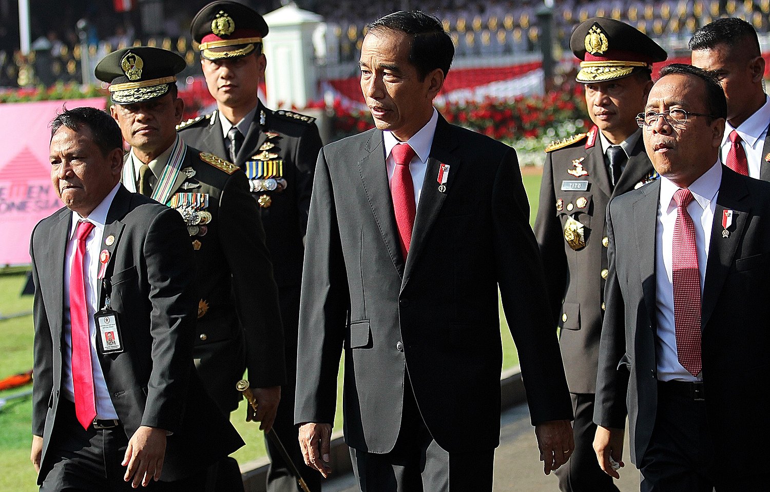 Presiden RI, Joko Widodo, meninjau dan sambangi hadirin peserta HUT RI ke 71, di Istana Merdeka, Jakarta, Rabu, (17/08). 