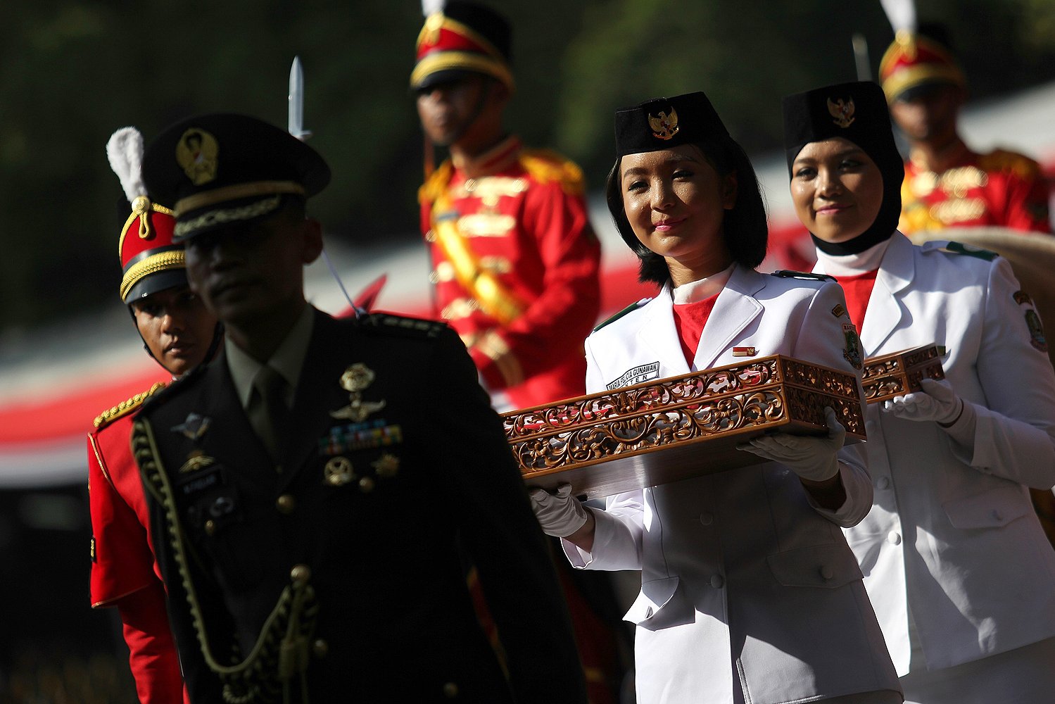Pasukan Pengibar Bendera Pusaka bersiap mengibarkan bendera Merah Putih dalam Upacara 17 Agustus 2016 di Istana Merdeka, Jakarta, Rabu, (17/08). 