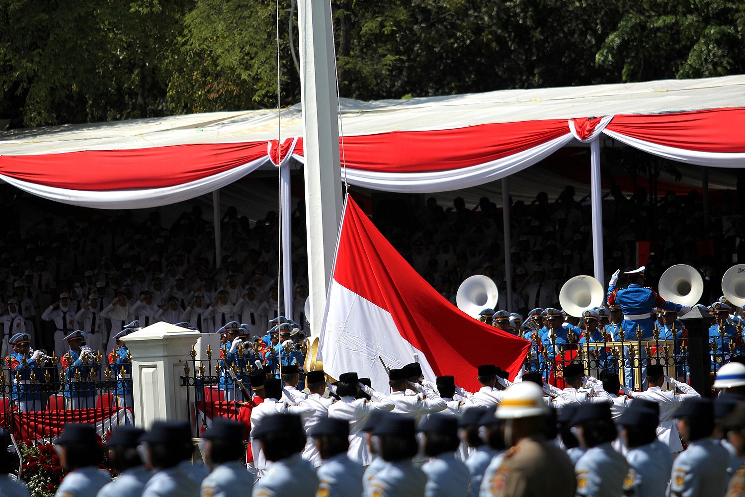 Prosesi pengibaran bendera merah putih dalam Upacara 17 Agustus 2016 di Istana Merdeka, Jakarta, Rabu, (17/08).
