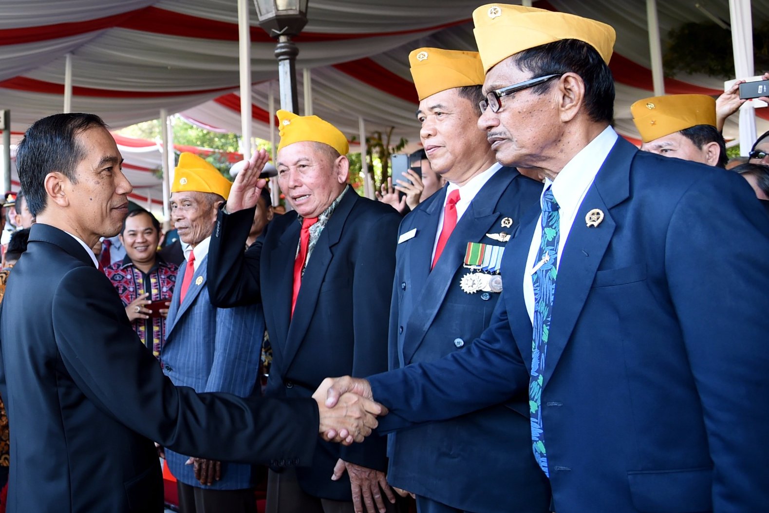 Presiden Joko Widodo menghampiri dan menyalami tamu undangan yang hadir, diantaranya para veteran saat upacara Peringatan Hari Kemerdekaan ke-71 RI di Istana Merdeka, Jakarta, Rabu (17/8).