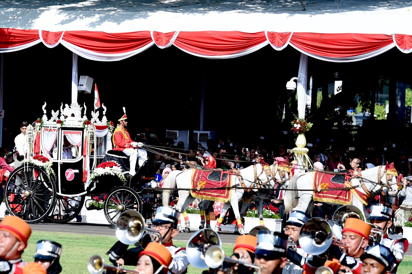Pasukan Pengamanan Presiden (Paspampres) mengendarai Kereta Kencana Ki Jaga Raksa yang membawa Bendera Pusaka Merah Putih dan Teks Proklamsi ketika Parade Kirab Bendera Merah Putih dari Monas menuju Istana Merdeka di Jakarta, Rabu (17/8). Parade Kirab yang membawa duplikat Bendera Pusaka Merah Putih dan Teks Proklamasi tersebut menjadi salah satu daya tarik utama pada Peringatan Hari Kemerdekaan ke-71 Republik Indonesia Tahun 2016.