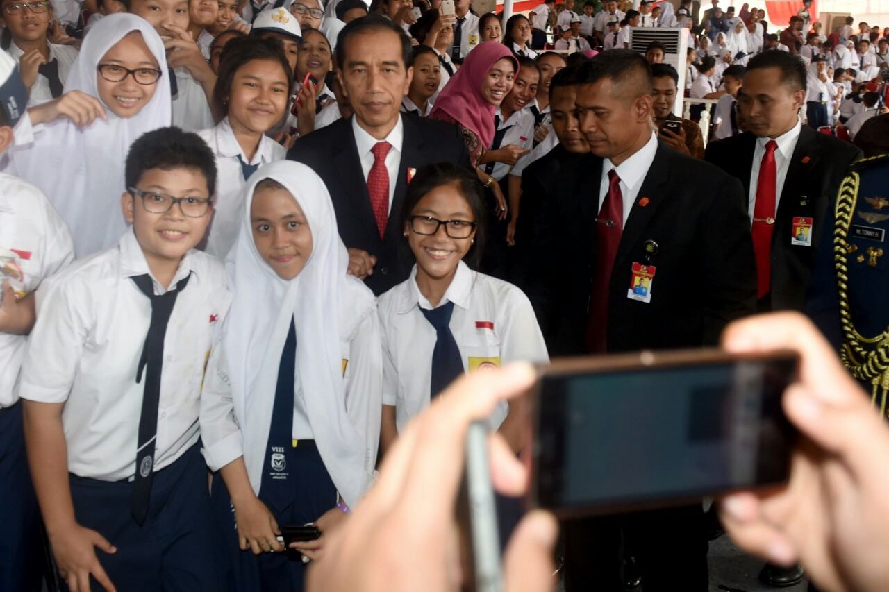 Presiden Joko Widodo berfoto bersama para pelajar yang sengaja diundang untuk menyaksikan upacara kemerdekaan di Istana Negara, Rabu (17/8).