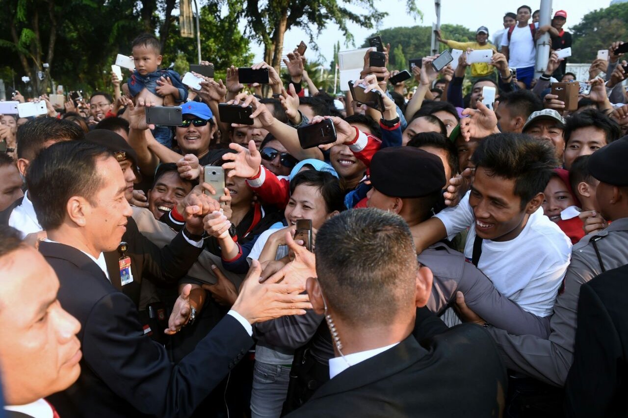 Presiden Joko Widodo menghampiri dan menyalami masyarakat yang hadir untuk menyaksikan upacara kemerdekaan di Istana Negara, Rabu (17/8).