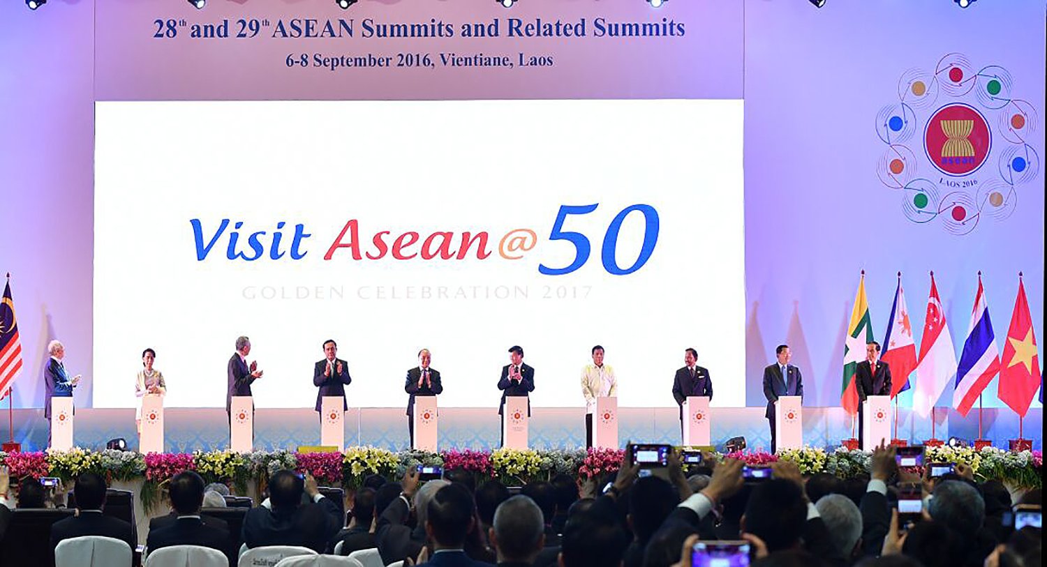 Presiden Joko Widodo mengikuti pembukaan ASEAN Summit ke-28 dan 29 di Vientiane, Laos, Selasa (6/9).
