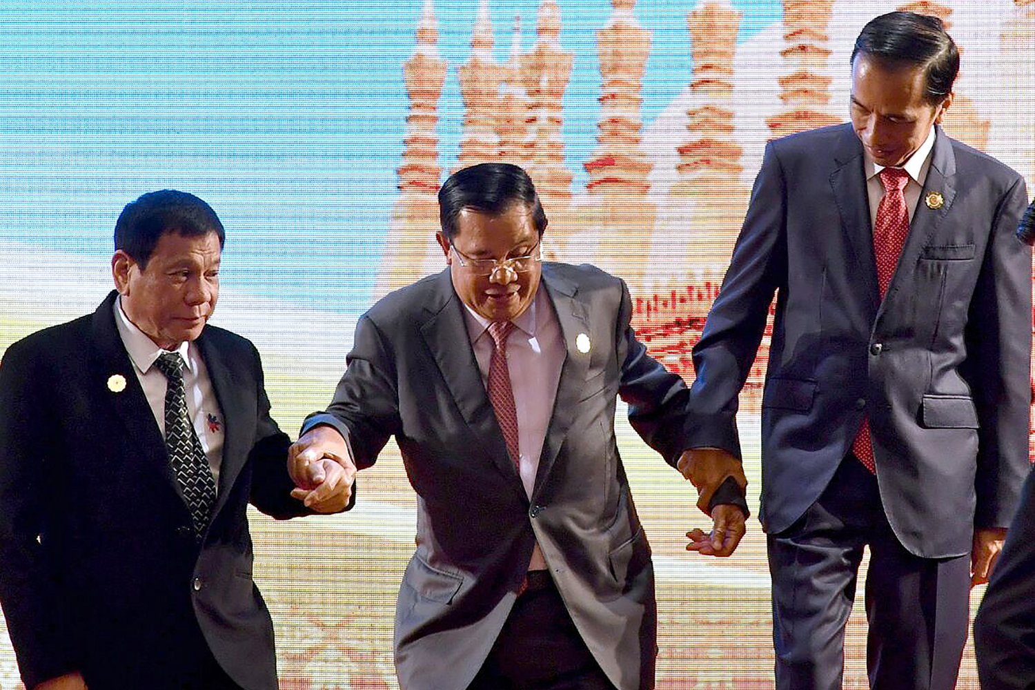 Presiden Joko Widodo bergandengan tangan dengan para pemimpin negara lain saat mengikuti pembukaan Asean Summit ke-28 dan 29 di Vientiane, Laos, Selasa (6/9).