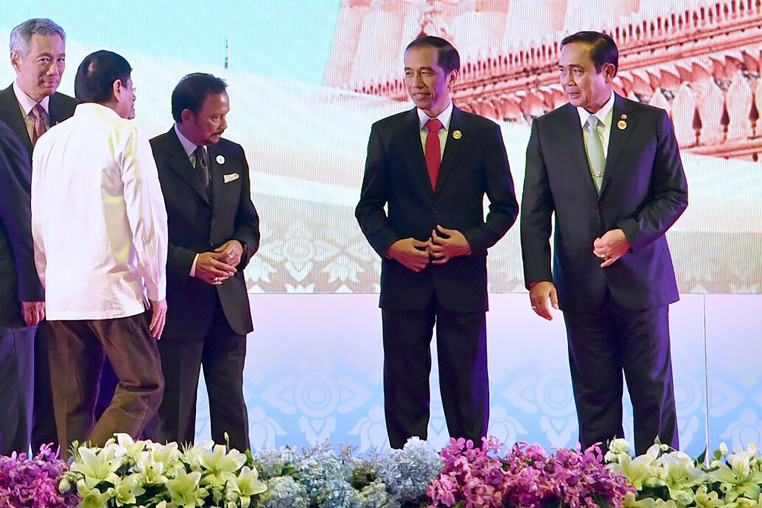 Presiden Joko Widodo dan pimpinan negara-negara ASEAN mengobrol di sela-sela pembukaan Asean Summit ke-28 dan 29 di Vientiane, Laos, Selasa (6/9). 