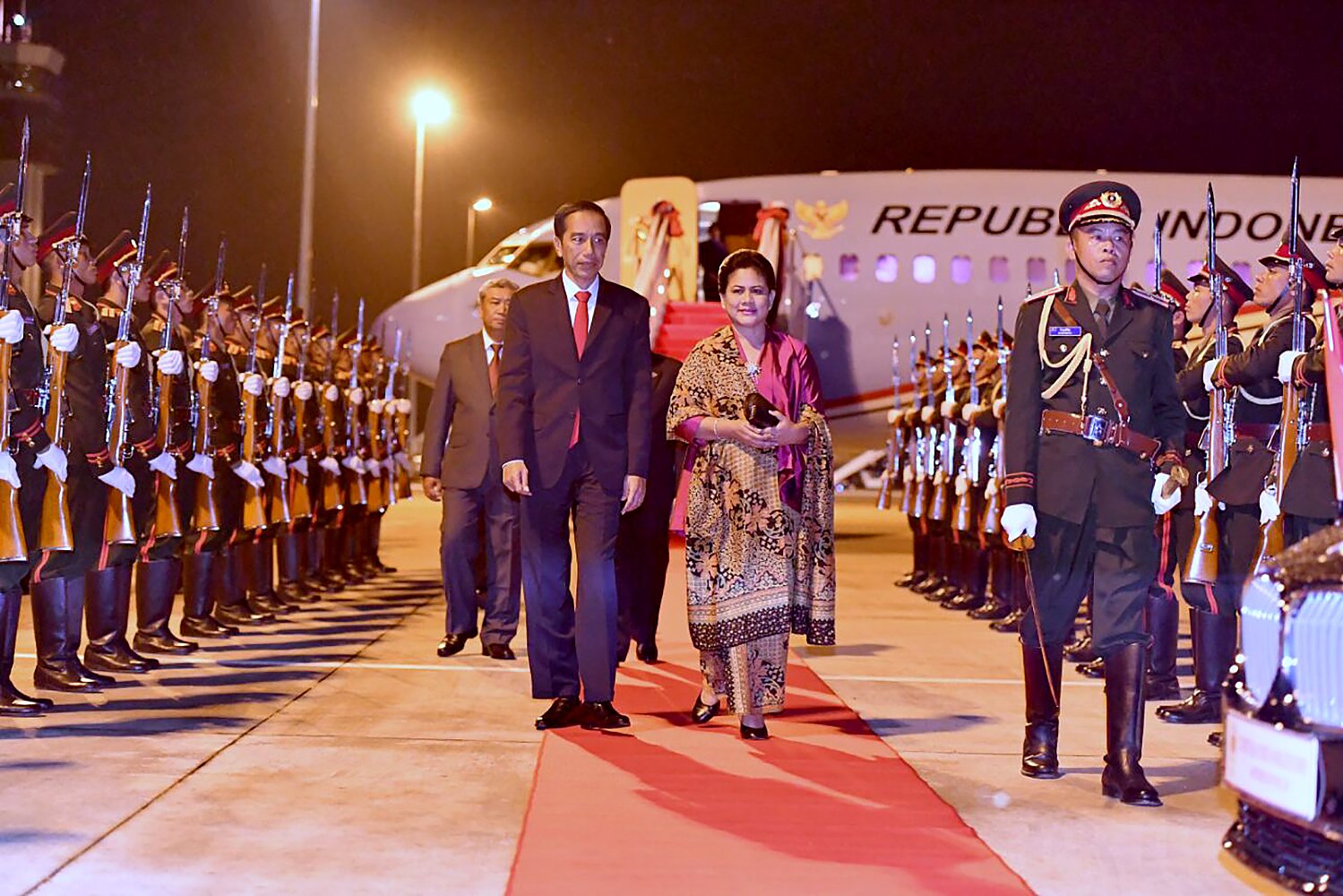 Presiden Joko Widodo didampingi Ibu Negara Iriana Joko Widodo tiba Vientiane, Laos untuk mengikuti pembukaan Asean Summit ke-28 dan 29 di Vientiane, Laos, Selasa (6/9). 
