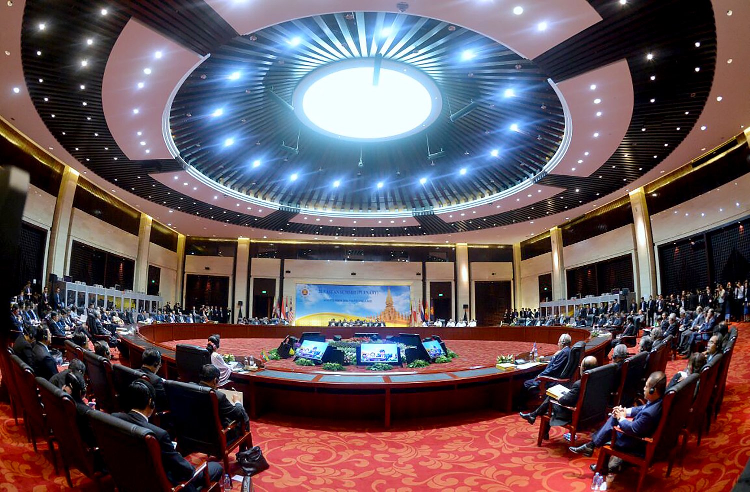 ASEAN Summit ke-28 akan membahas pembangunan komunitas ASEAN, khususnya visi ASEAN 2025 dan tiga rencana induk. Sedangkan ASEAN Summit ke-29 bakal membahas tentang hubungan luar negeri dan orientasi ASEAN pada masa depan.