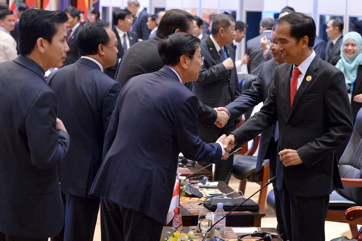 Presiden Joko Widodo berjabat tangan dengan sejumlah pimpinan serta delegasi negara-negara ASEAN.