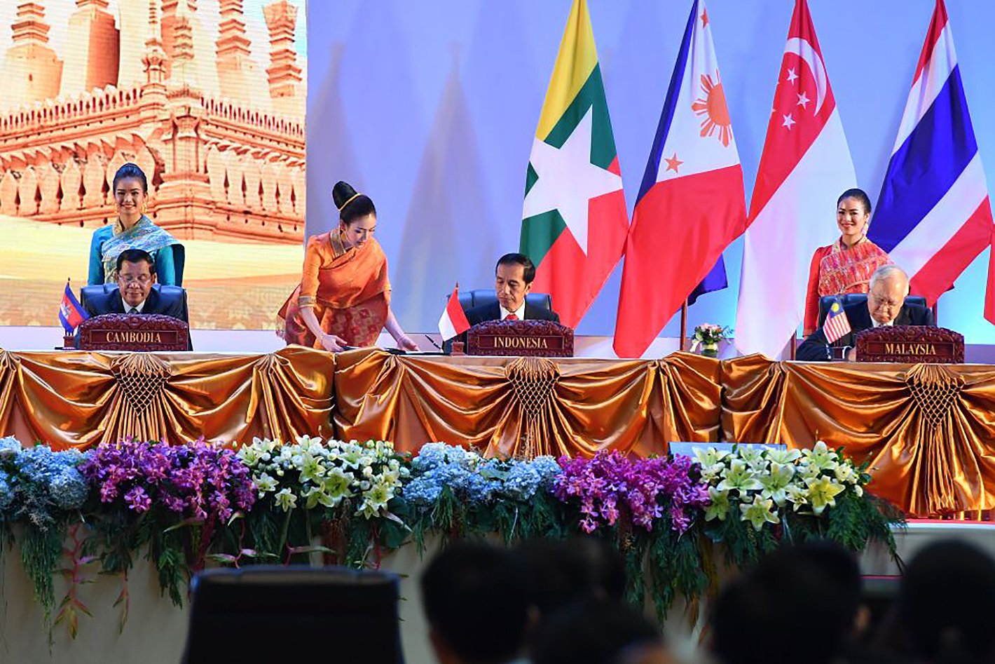 Presiden Joko Widodo menilai negara-negara di dunia menaruh harapan tinggi kepada masyarakat ASEAN yang tahun depan berusia 50 tahun dan menjadi kawasan berpenduduk 600 juta jiwa.