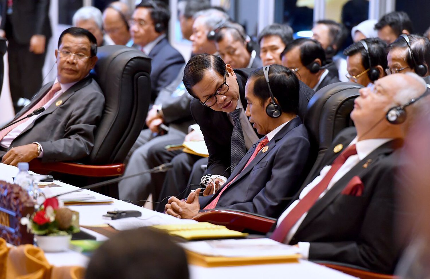 Presiden Joko Widodo berbincang dengan Sekretaris Kabinet Pramono Anung menjelang pertemuan ASEAN Summit di National Convention Center, Vientiane, Laos.