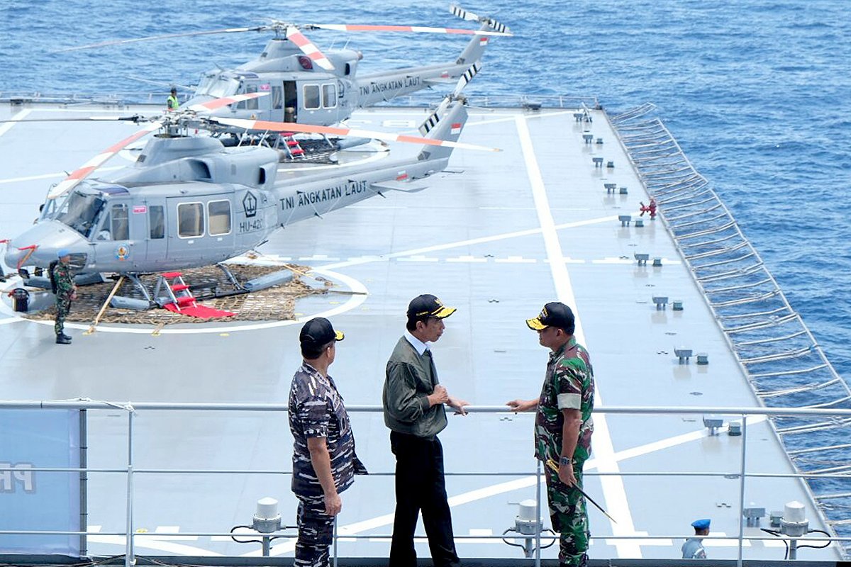 Presiden Joko Widodo selaku Panglima Tertinggi Tentara Nasional Indonesia (TNI) menyaksikan latihan Armada Jaya XXXIV Tahun 2016 dari geladak isyarat kapal perang KRI Banjarmasin-592 yang berlayar di Laut Jawa.