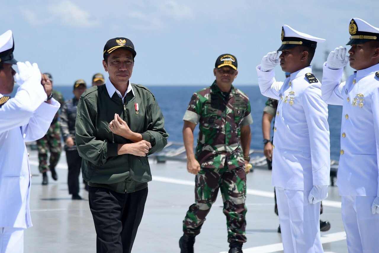 Dalam latihan yang berlangsung sekitar 60 menit tersebut, dipertontonkan sejumlah atraksi dan demo keterampilan pasukan TNI Angkatan Laut.