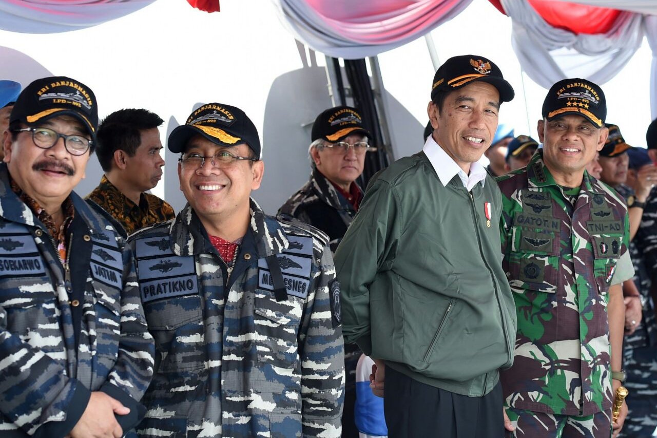 Presiden didampingi Panglima TNI Jenderal Gatot Nurmantyo, Menteri Sekretaris Negara Pratikno, Gubernur Jawa Timur Soekarwo, dan Kepala Staf TNI AL Laksmana Ade Supandi.