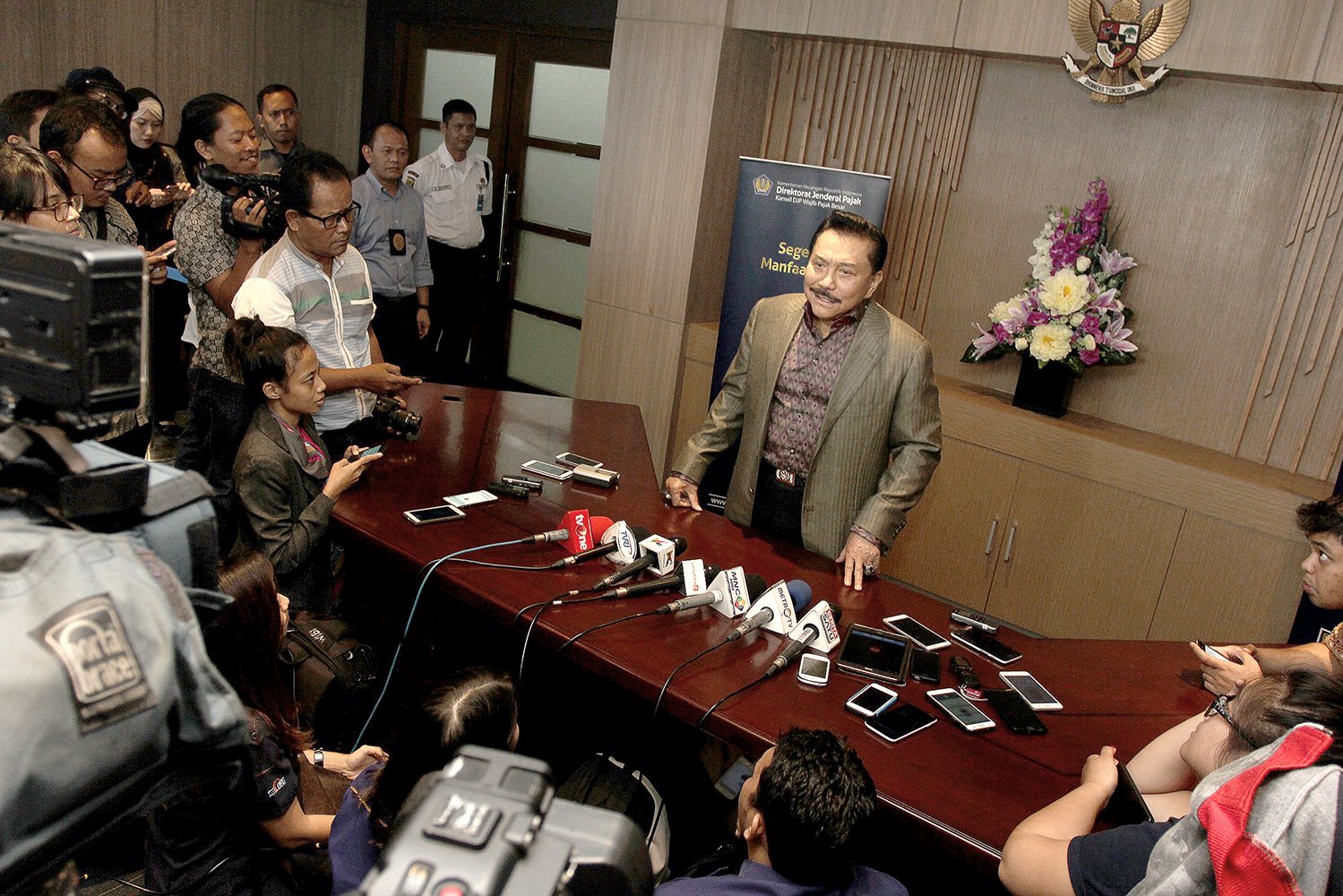Mantan Kepala BIN A.M. Hendropriyono memberikan penjelasan kepada para wartawan setelah mengikuti program amnesti pajak di Kantor Wilayah Wajib Pajak Besar di Gedung Sudirman, Jakarta Selatan, Rabu (21/9).