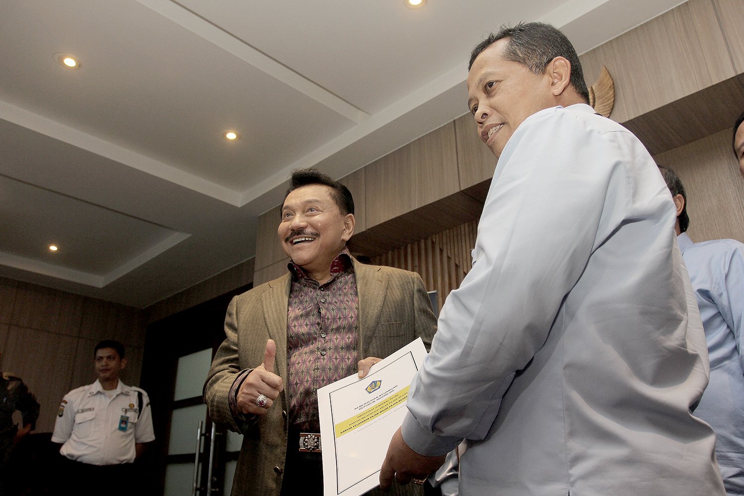 Mantan Kepala BIN A.M. Hendropriyono menerima Surat Keterangan Pengampunan Pajak di Kantor Wilayah Wajib Pajak Besar di Gedung Sudirman, Jakarta Selatan, Rabu (21/9).