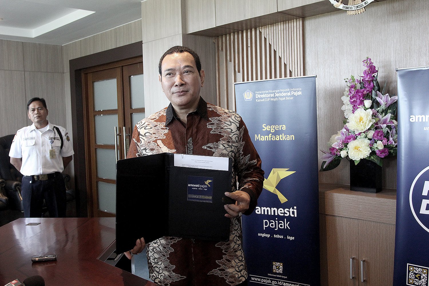 Pengusaha Hutomo Mandala Putra alias Tommy Soeharto memamerkan Surat Keterangan Pengampunan Pajak di Kantor Wilayah (Kanwil) Pajak Besar IV Sudirman, Jakarta, Kamis (15/9).