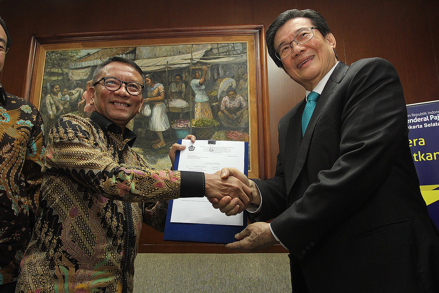 Pemilik Grup Barito, Prajogo Pangestu, mendapatkan Surat Keterangan Pengampunan Pajak dari Dirjen Pajak Ken Dwijugiasteadi di Jakarta, Kamis, (29/9).