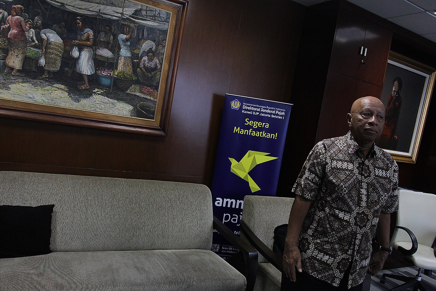 Pemilik Grup Medco, Arifin Panigoro, menyerahkan Surat Pernyataan Harta mengikuti program Amnesti Pajak di Jakarta, Kamis, (29/9).