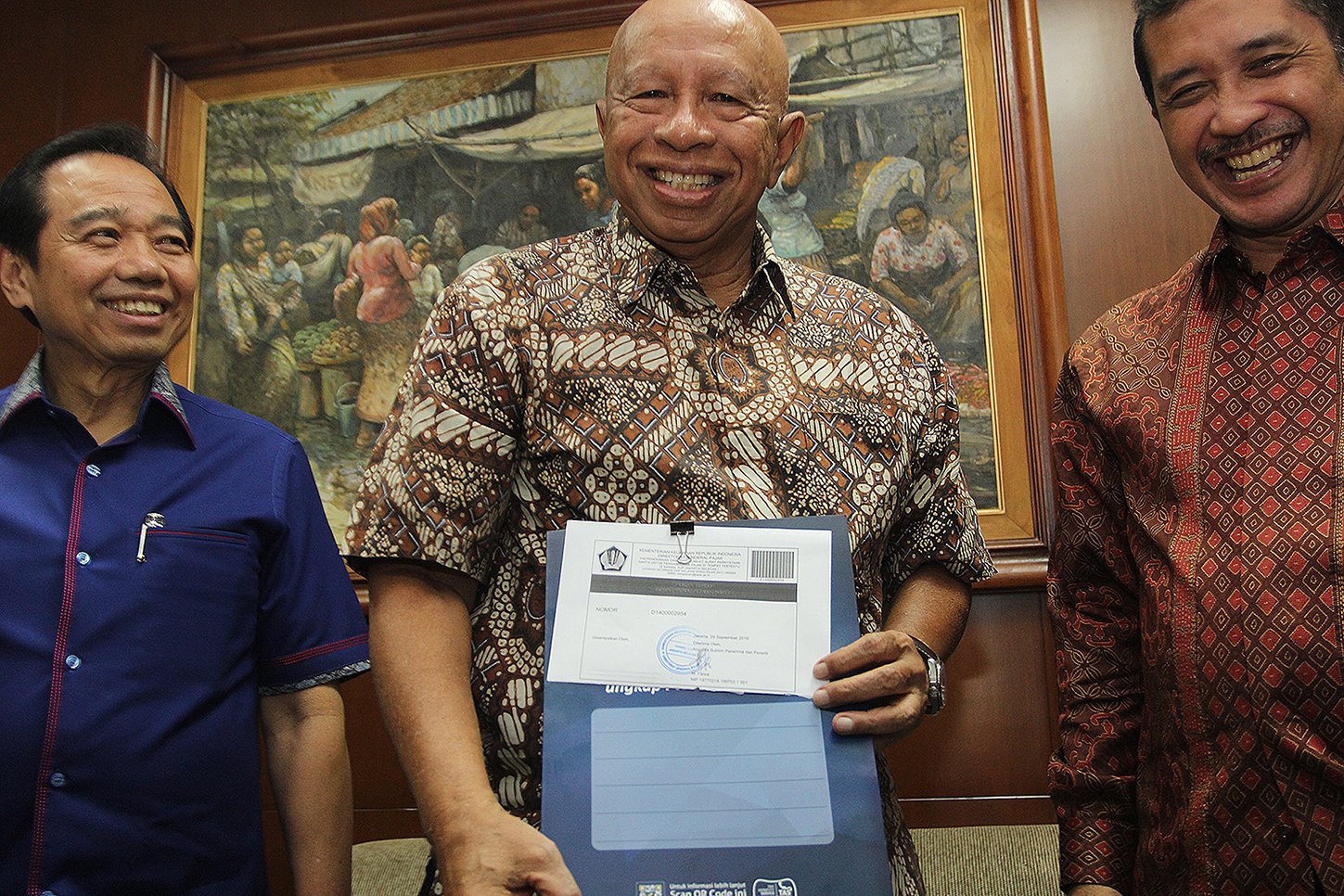 Pemilik Grup Medco, Arifin Panigoro, menerima Surat Keterangan Pengampunan Pajak.