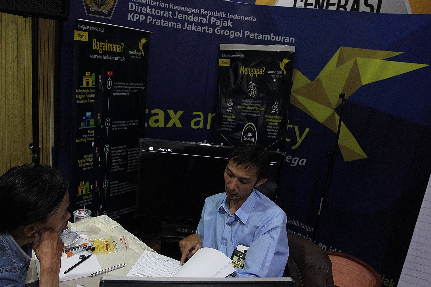 Suasana pelayanan program Tax Amnesty di Kantor Pelayanan Pajak Pratama, Grogol Petamburan, Jakarta.
