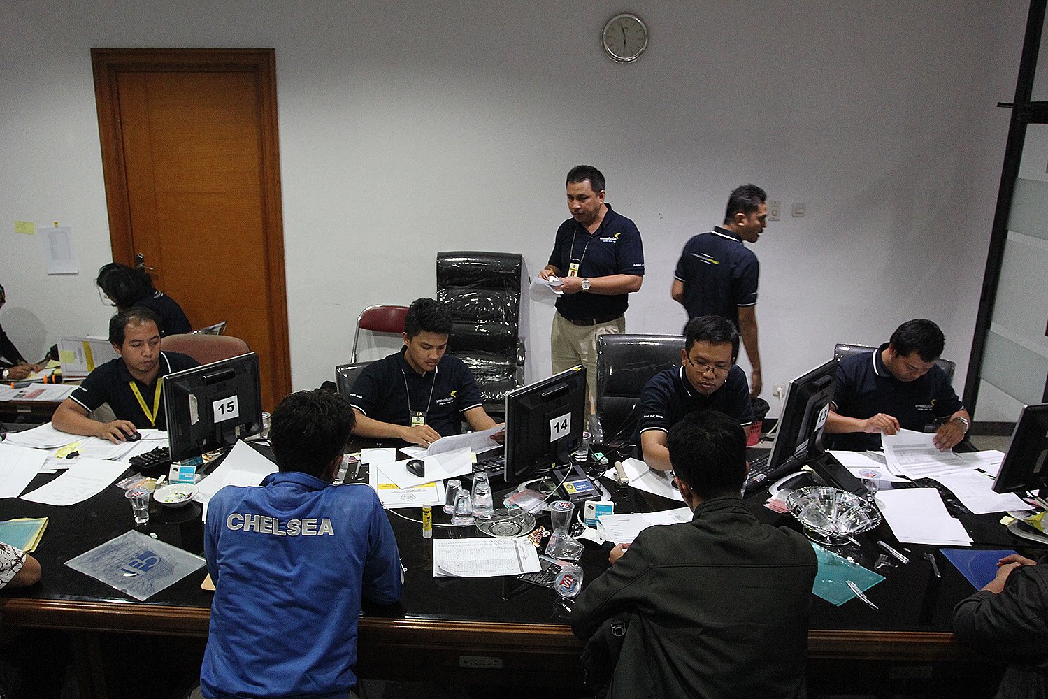 Kesibukan petugas pajak dalam menjalankan program Tax Amnesty di Kantor Pelayanan Pajak Pratama Grogol Petamburan, Jakarta, Rabu, (28/9).