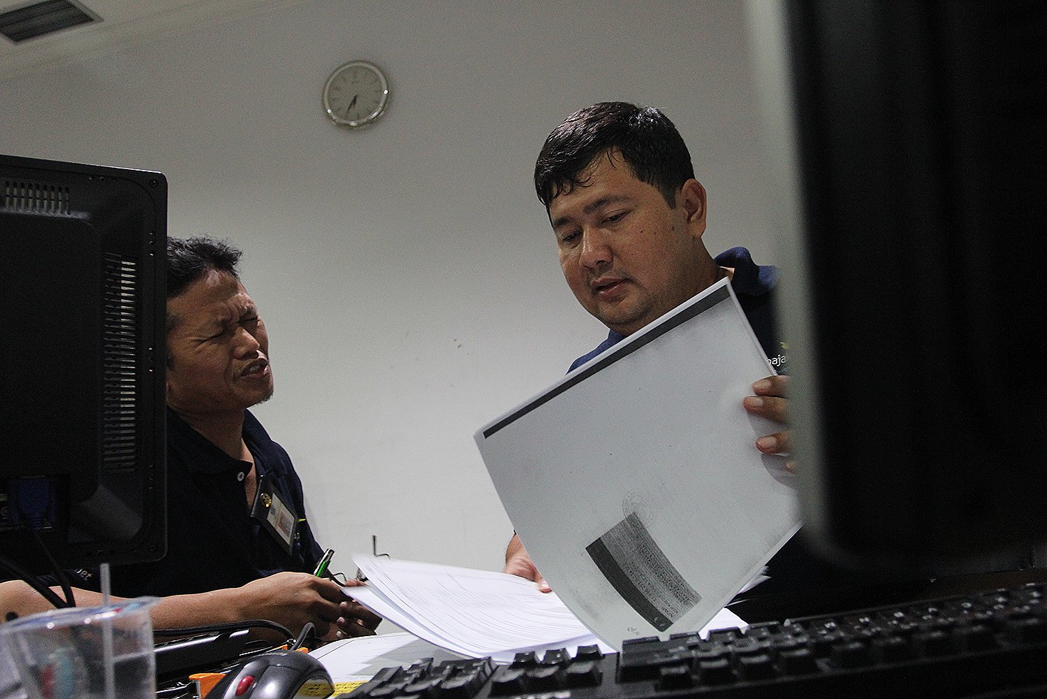 Kesibukan petugas pajak dalam memeriksa Surat Pernyataan Harta untuk program Amnesti Pajak.di Kantor Pelayanan Pajak Pratama Grogol Petamburan, Jakarta, Rabu, (28/9).