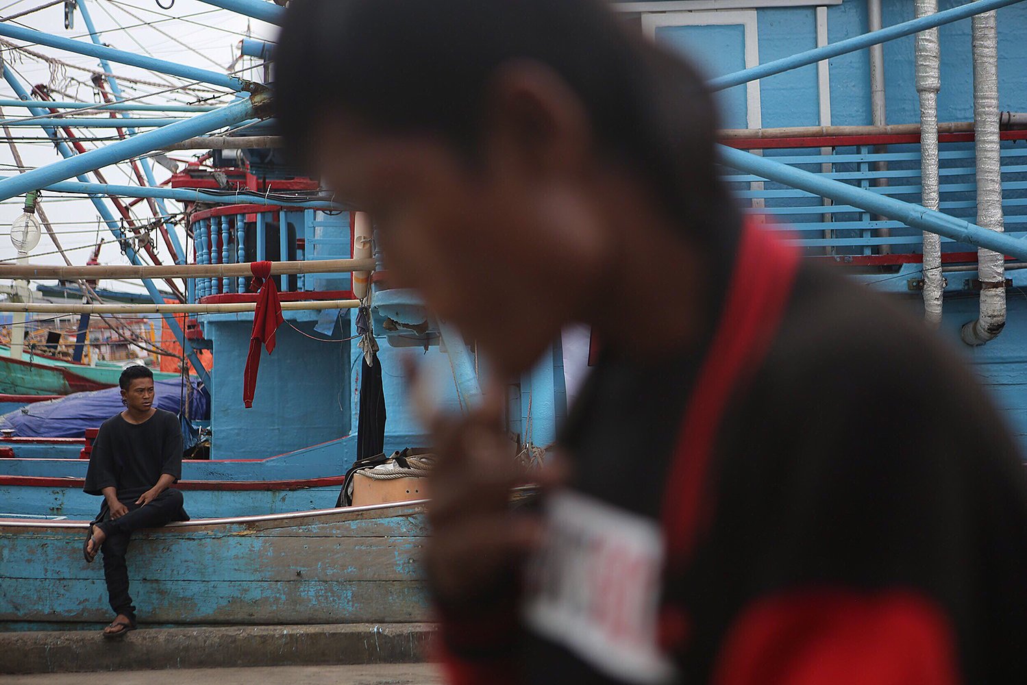 Seorang pekerja duduk di atas kapal penangkap ikan yang tengah bersandar di Pelabuhan Muara Baru, Jakarta. Sejak Senin (10/10) lalu, aktivitas penangkapan ikan hingga operasional pabrik dihentikan sebagai bentuk protes atas kenaikan harga sewa lahan yang dinilai ditetapkan sepihak oleh Perum Perindo. 