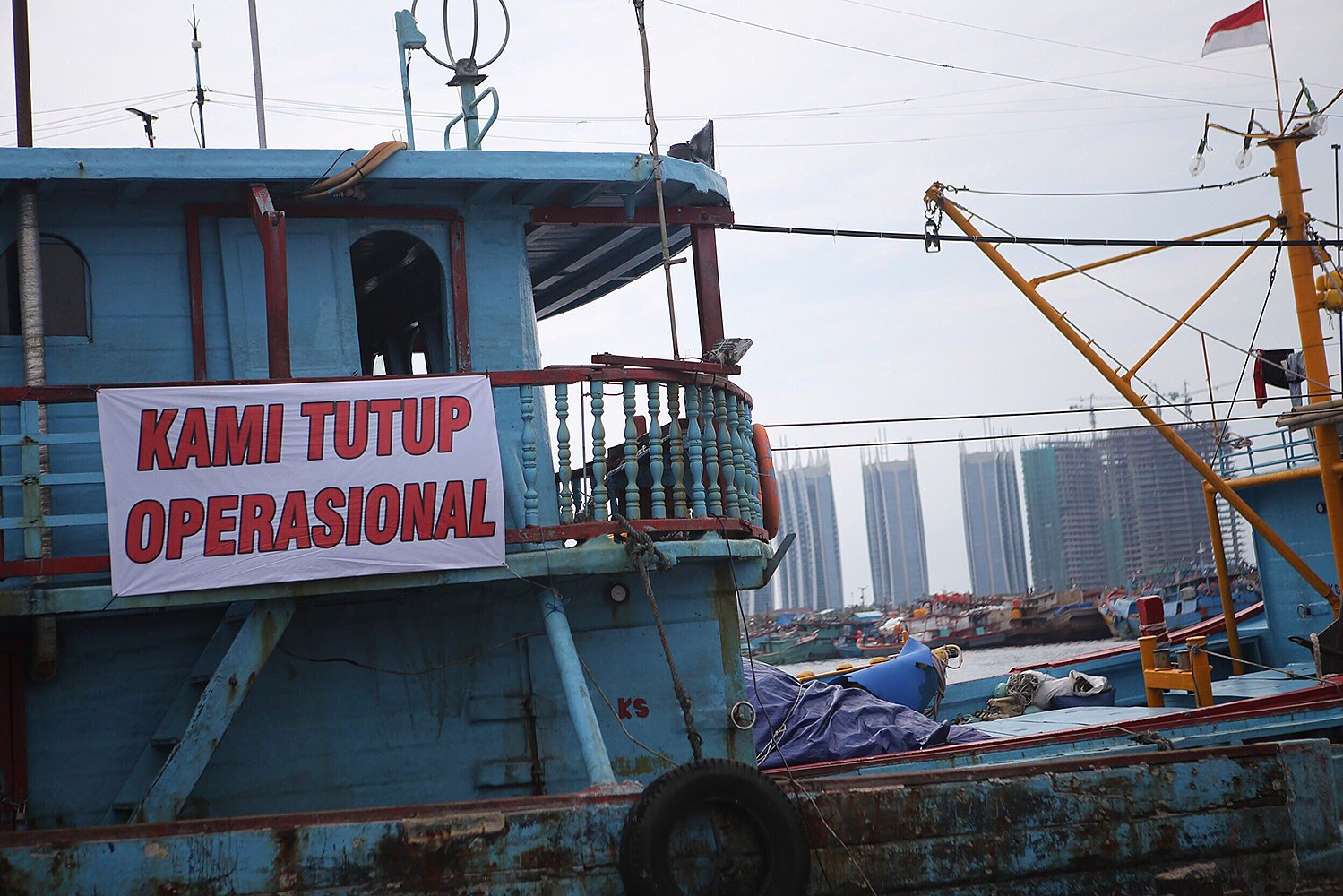 Spanduk penghentian operasional oleh sejumlah pelaku usaha yang menyewa lahan Perum Perindo (Perusahaan Umum Perikanan Indonesia) di Pelabuhan Muara Baru, Jakarta.