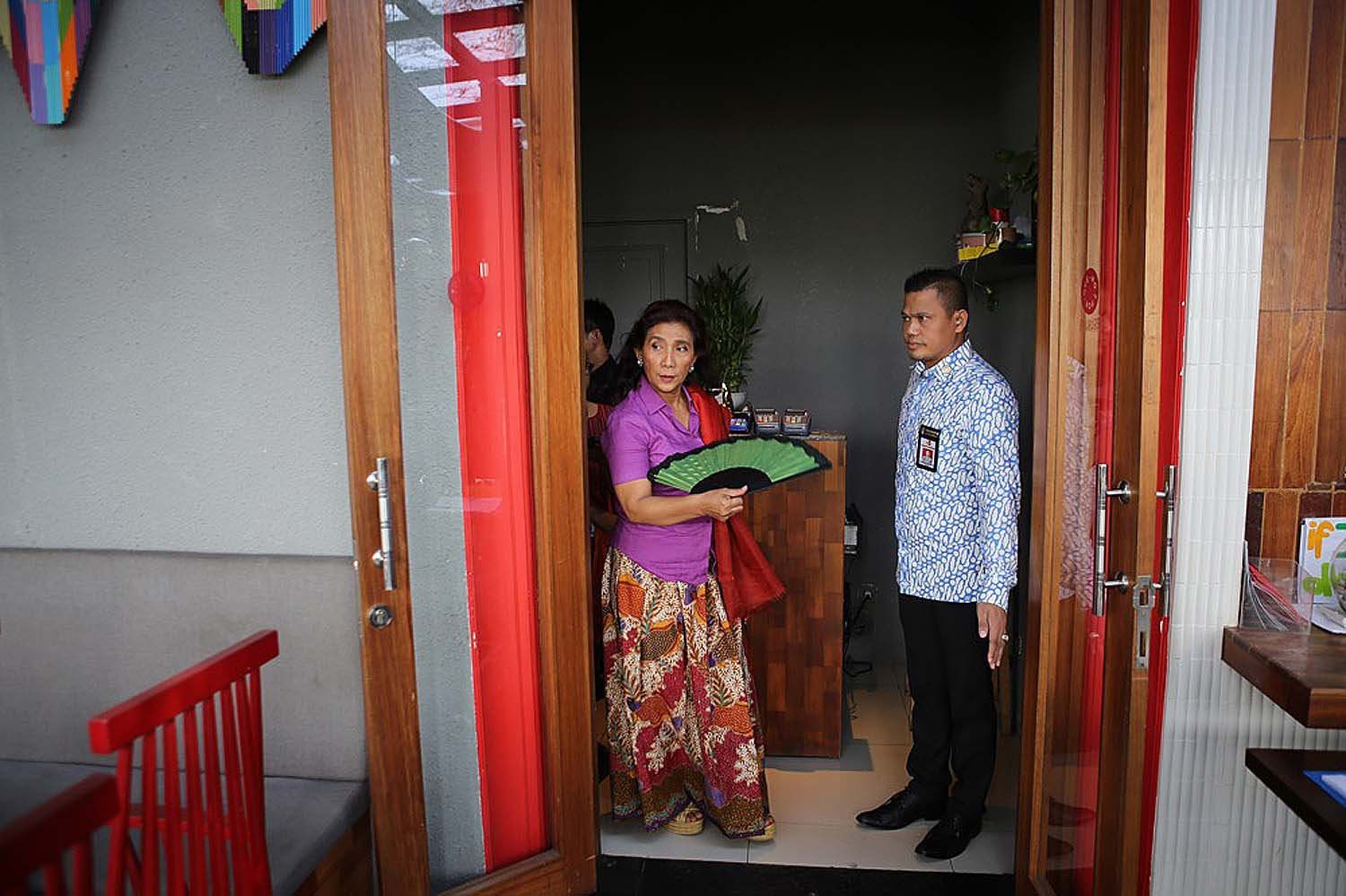 Menteri Kelautan dan Perikanan, Susi Pudjiastuti didampingi ajudan berjalan memasuki acara diskusi yang diselenggarakan oleh Katadata, KBR dan Hukum Online di Jakarta.