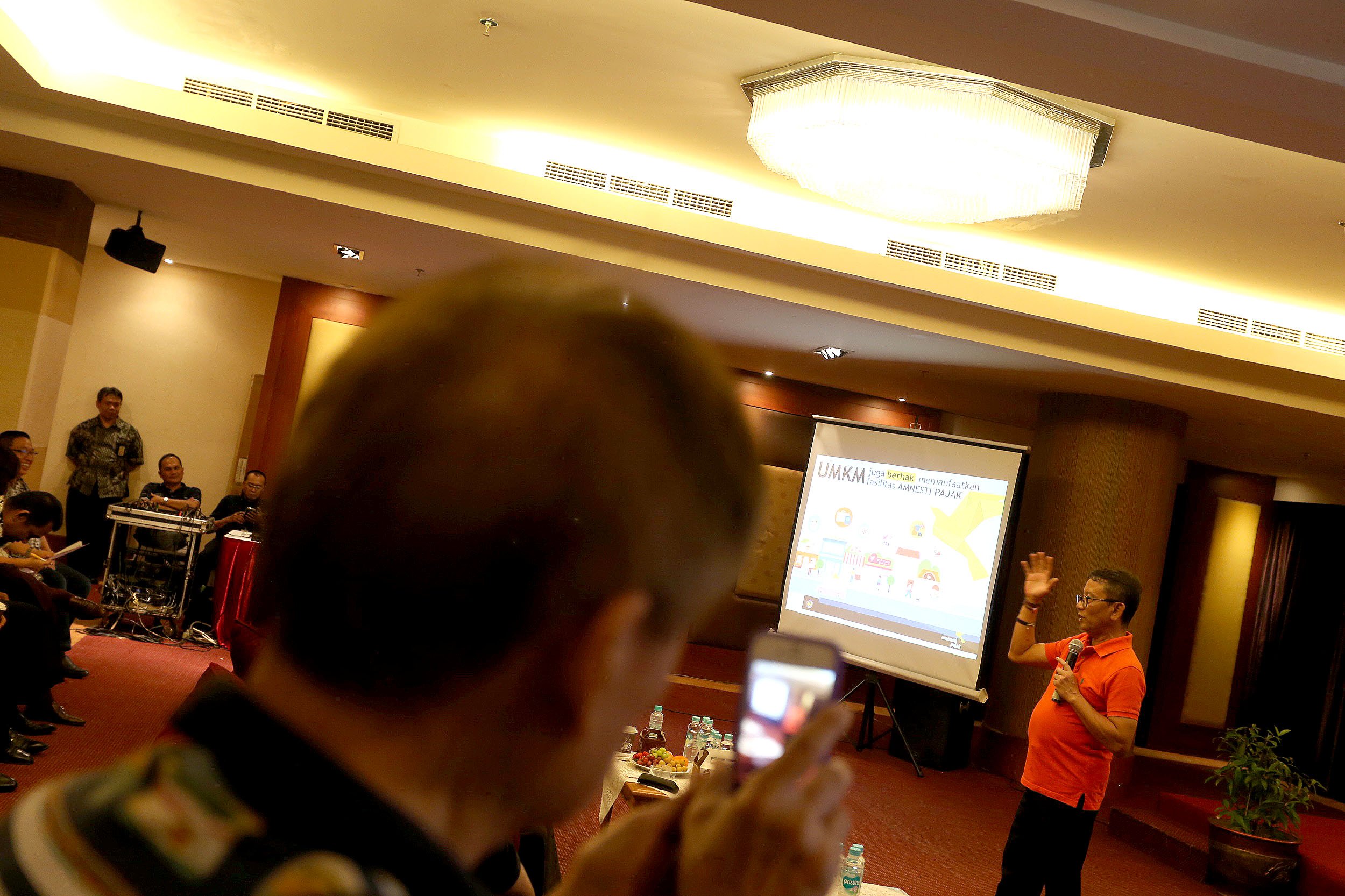 Dirjen Pajak Ken Dwijugiasteadi menjelaskan program tax amnesty kepada para pedagang di pusat perbelanjaan ITC Mangga Dua, Jakarta.