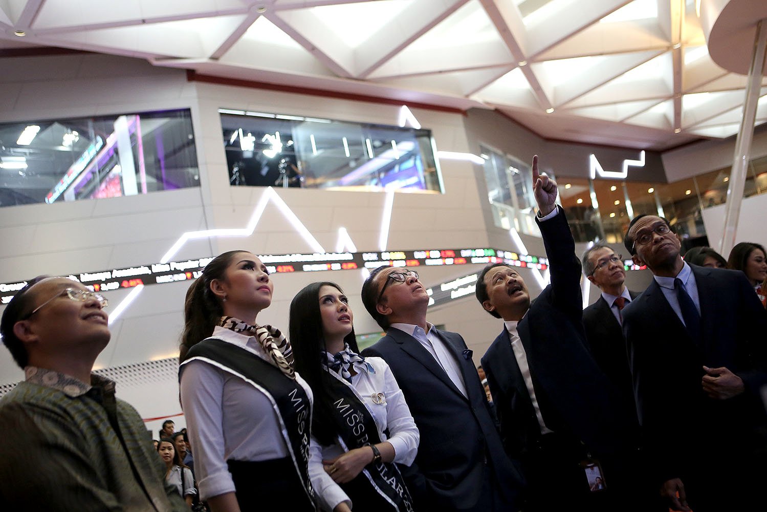 Perdagangan saham di Bursa Efek Indonesia, Jakarta, Kamis (3/11) pagi, dibuka oleh belasan model Popular.