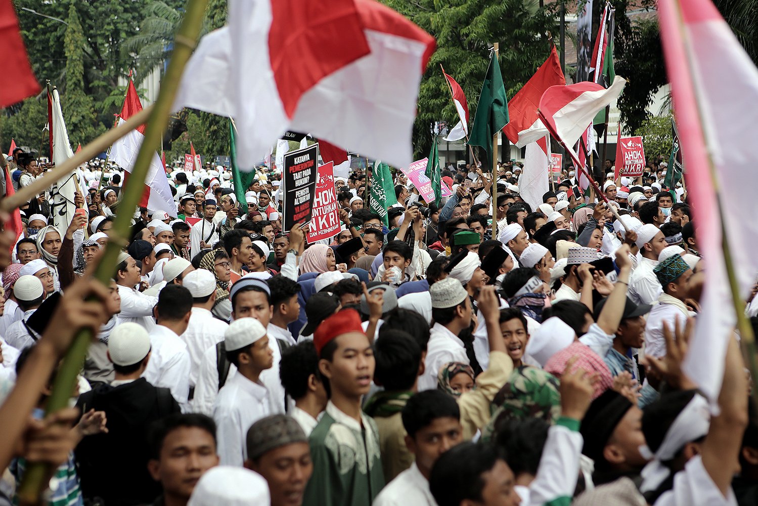 Para pengunjuk rasa di depan Istana Merdeka, Jakarta, Jumat (4/11). Mereka menuntut proses hukum secepatnya Gubernur DKI Jakarta Basuki Tjahaja Purnama (Ahok) karena dianggap telah menistakan Agama Islam.