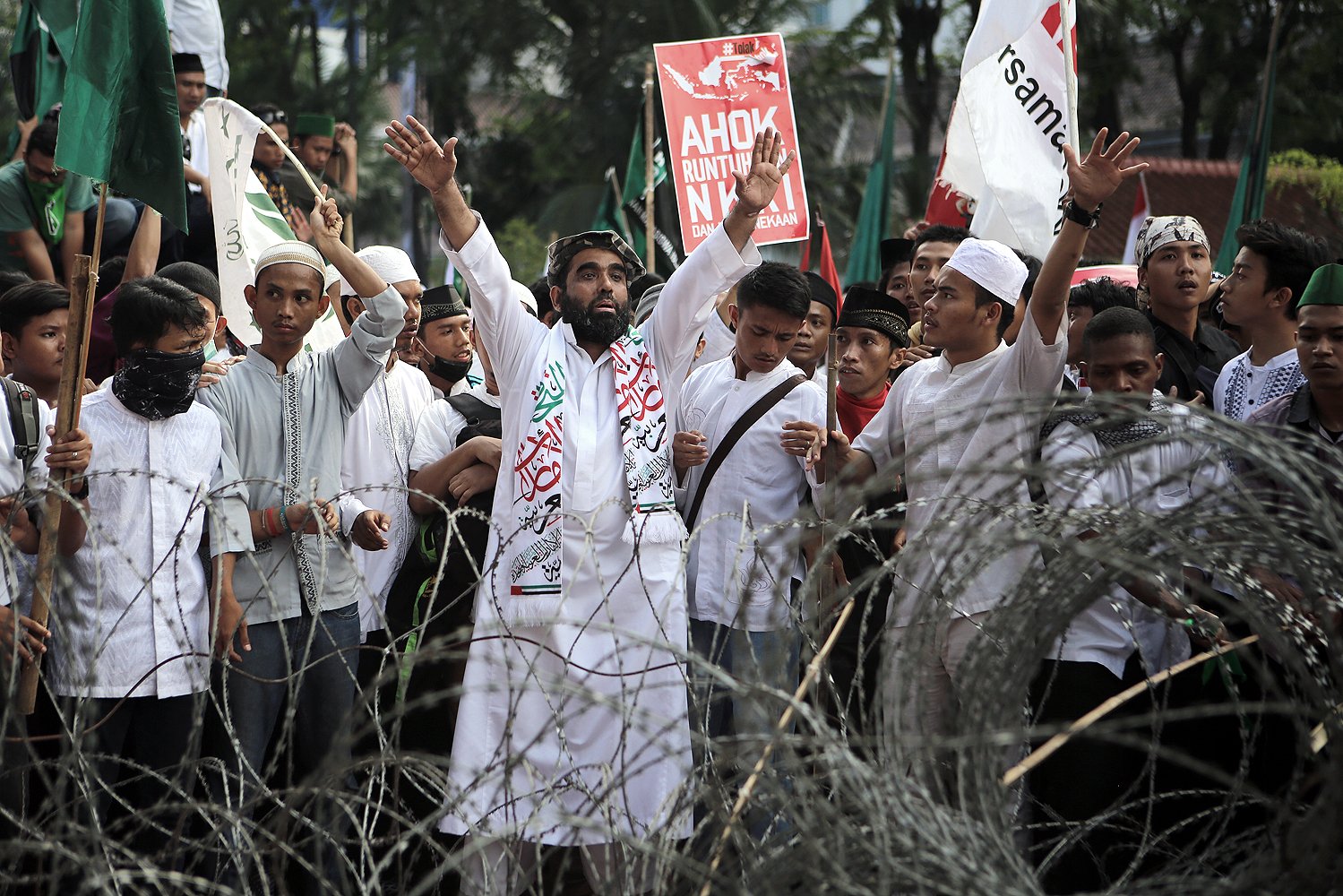 Para pengunjuk rasa di depan Istana Merdeka, Jakarta, Jumat (4/11). Mereka menuntut proses hukum secepatnya Gubernur DKI Jakarta Basuki Tjahaja Purnama (Ahok) karena dianggap telah menistakan Agama Islam.