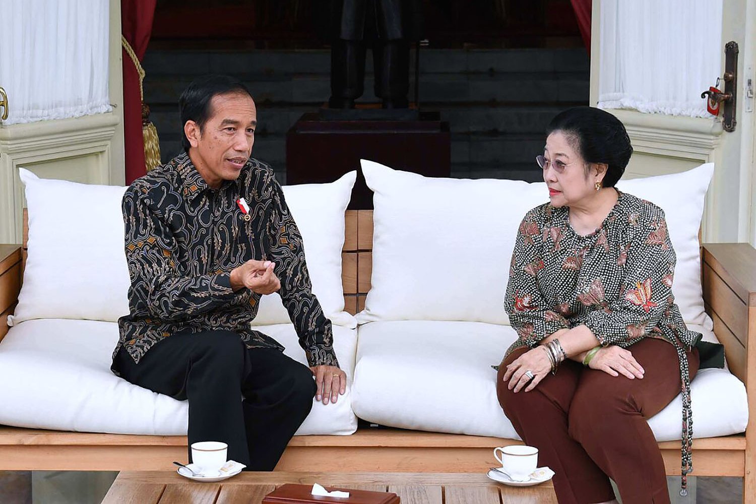 Selain pilkada, Presiden Joko Widodo dan Megawati juga membahas kemungkinan mengumpulkan para ketua umum partai-partai politik untuk meredakan suhu politik yang memanas menjelang pilkada DKI Jakarta.