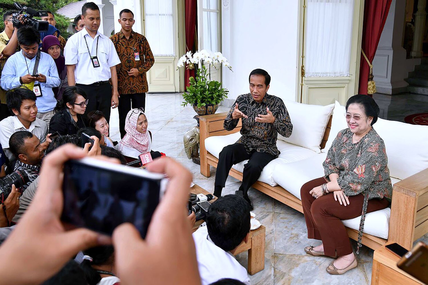 Presiden Joko Widodo menilai komunikasi seperti ini sangat efektif untuk menemukan solusi berbagai permasalahan bangsa, baik mengenai makroekonomi, politik hingga masalah sosial.