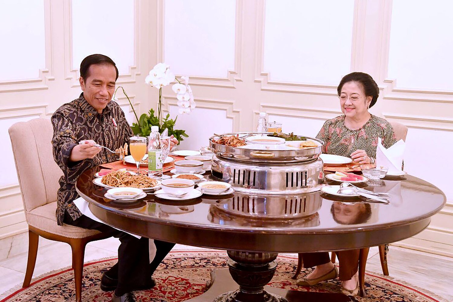 Pertemuan diawali acara makan siang antara Presiden Joko Widodo dan Megawati Soekarnoputri.